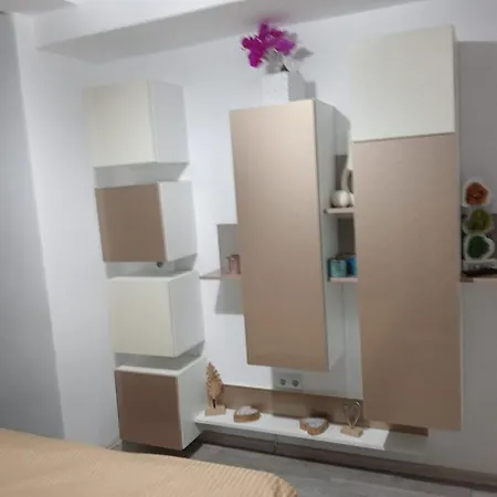 דירה Golden House